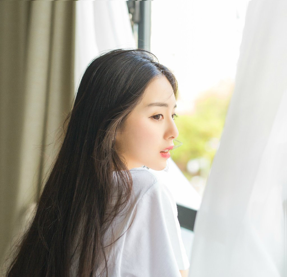“好像蝉儿姐姐这些年也没变过，反倒是我们都快老了，你说是不是夫君偏心，传了蝉儿姐姐什么不传之秘？”小乔好奇道。